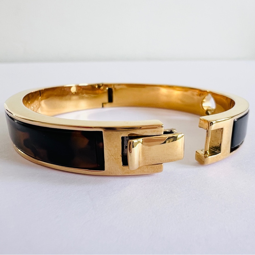 KATE SPADE Hole Punch Spade Bangle Snap Closure Tortoise Gold-Tone Bracelet OS - Picture 4 of 9